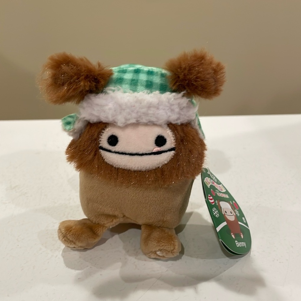 ⚡️NWT 2.5” Benny the Bigfoot with Trapper Hat Christmas Micromallow Squishmallow